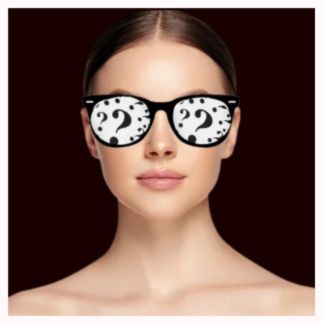 mulher usando um oculos com uma grande interrogação